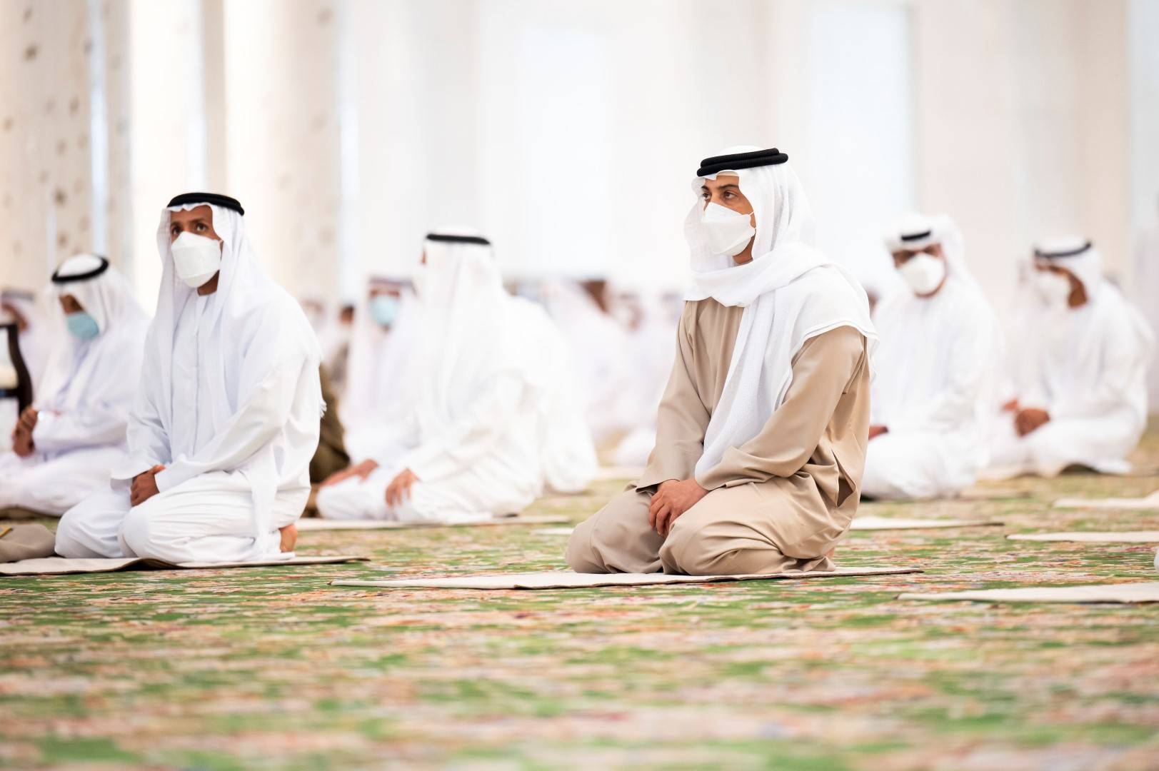 صلاة عيد الفطر في جامع الشيخ زايد الكبير بمدينة أبوظبي صلاة عيد الفطر في جامع الشيخ زايد الكبير بمدينة أبوظبي
