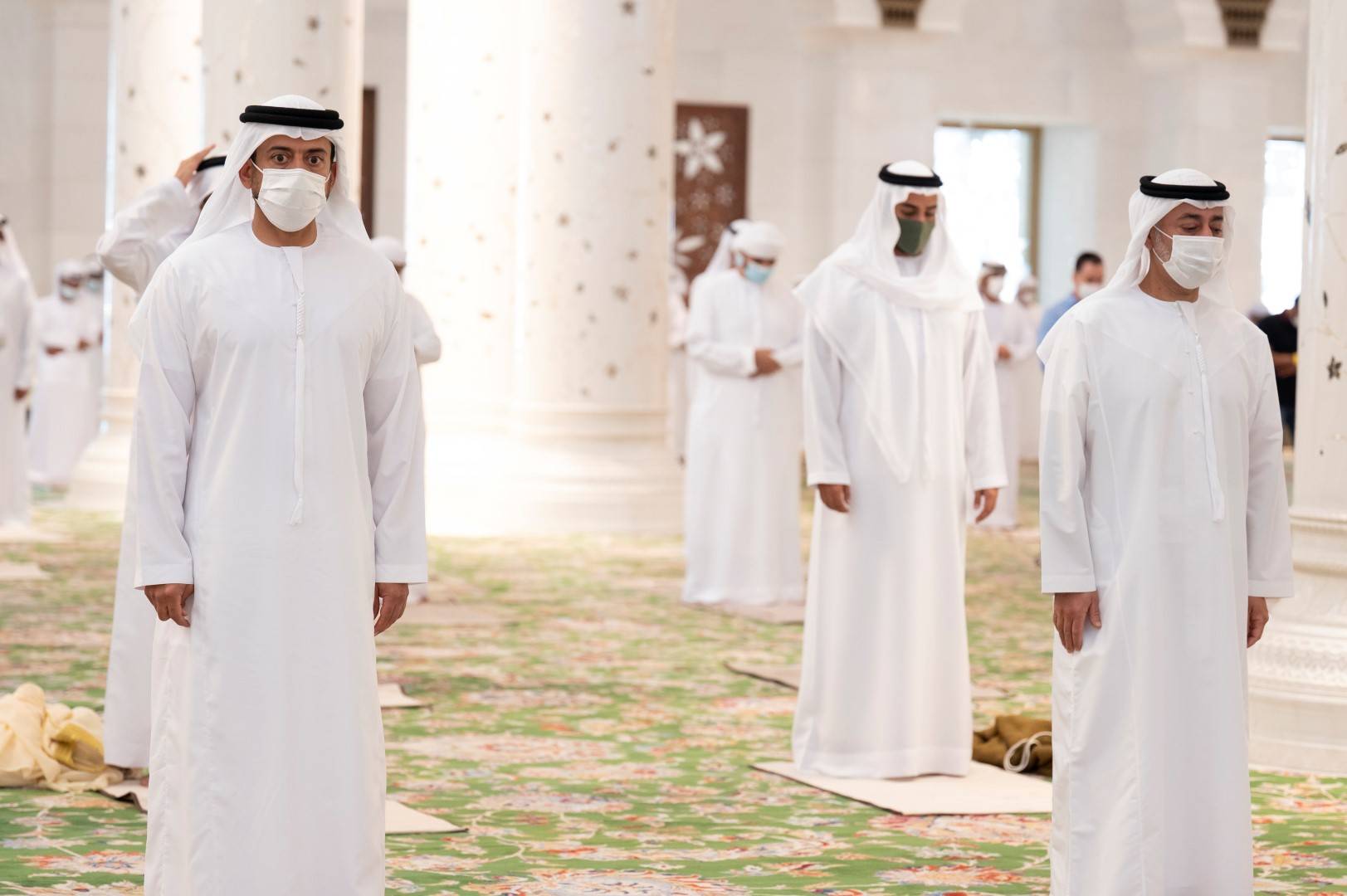 صلاة عيد الفطر في جامع الشيخ زايد الكبير بمدينة أبوظبي صلاة عيد الفطر في جامع الشيخ زايد الكبير بمدينة أبوظبي