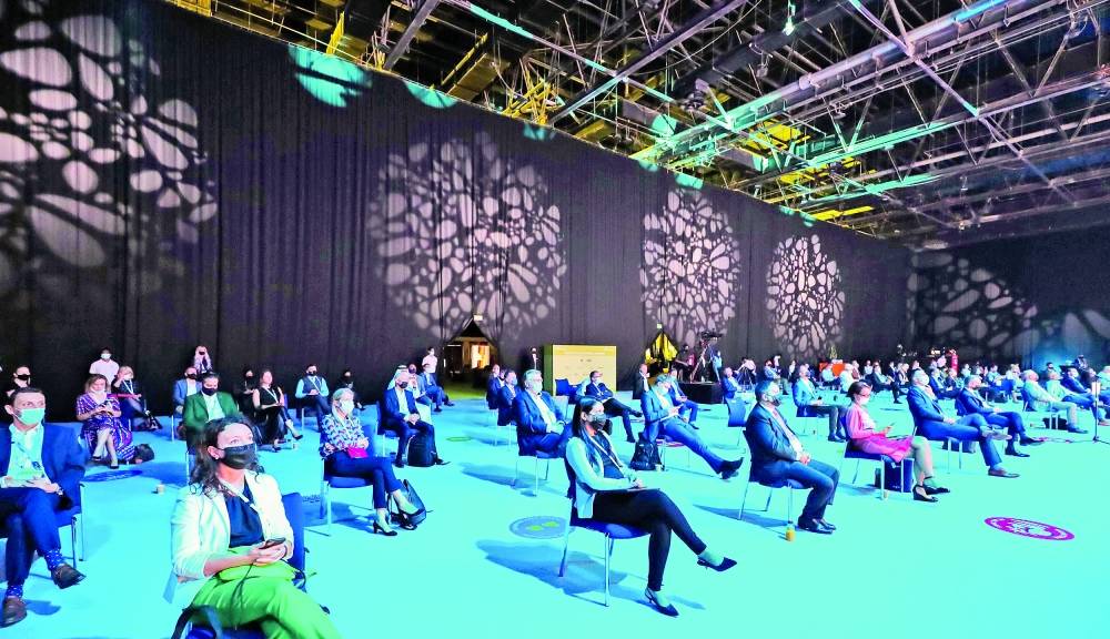 جانب من الذين حضروا المؤتمر شخصياً لأول مرة منذ انتشار «الجائحة»