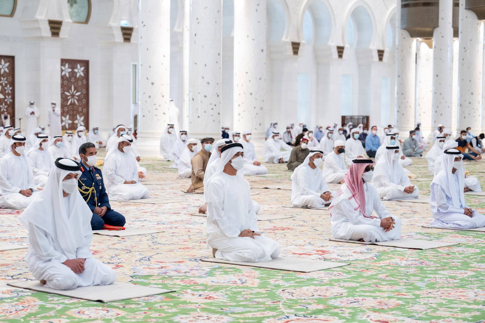 صلاة عيد الفطر في جامع الشيخ زايد الكبير بمدينة أبوظبي صلاة عيد الفطر في جامع الشيخ زايد الكبير بمدينة أبوظبي