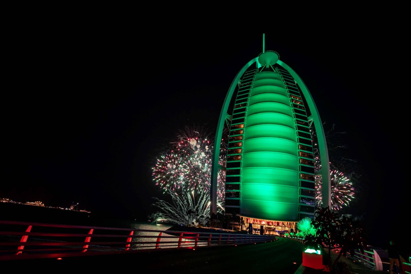 أبرز معالم دبي تحتفي باليوم الوطني السعودي