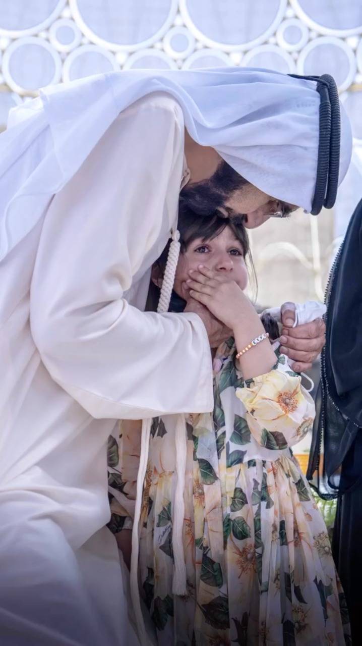 محمد بن راشد يحقق أمنية طفلة بلقائه في إكسبو