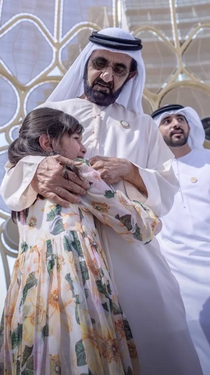 محمد بن راشد يحقق أمنية طفلة بلقائه في إكسبو