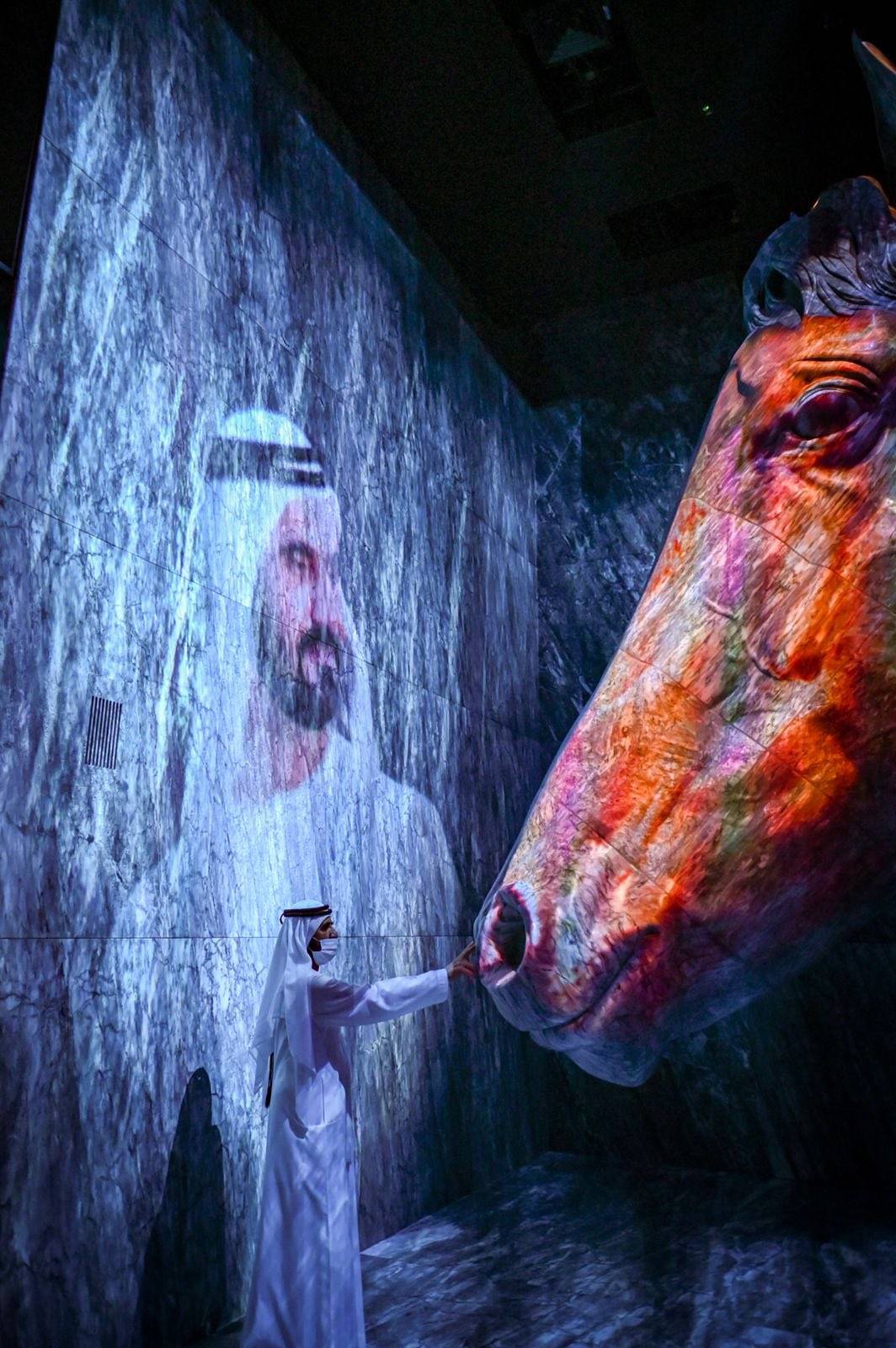 محمد بن راشد خلال زيارة جناح الرؤية في إكسبو 2020 دبي محمد بن راشد خلال زيارة جناح الرؤية في إكسبو 2020 دبي
