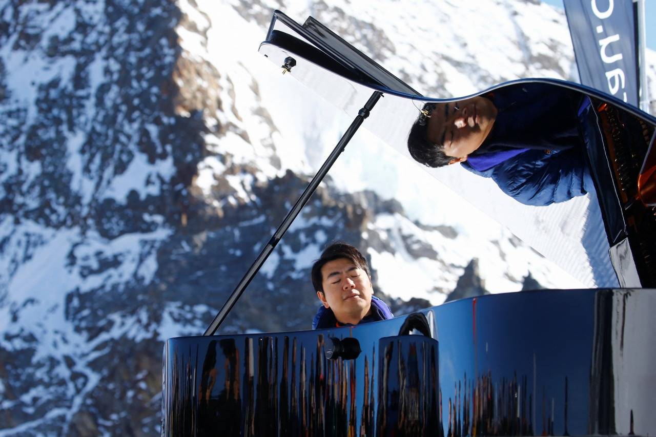 لانغ لانغ، يقيم حفلة موسيقية فريدة على قمة جبال الألب