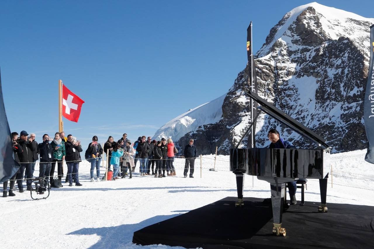 لانغ لانغ، يقيم حفلة موسيقية فريدة على قمة جبال الألب