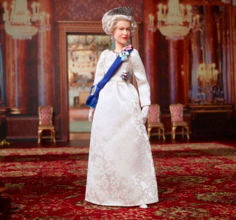 باربي في صورة الملكة إليزابيث