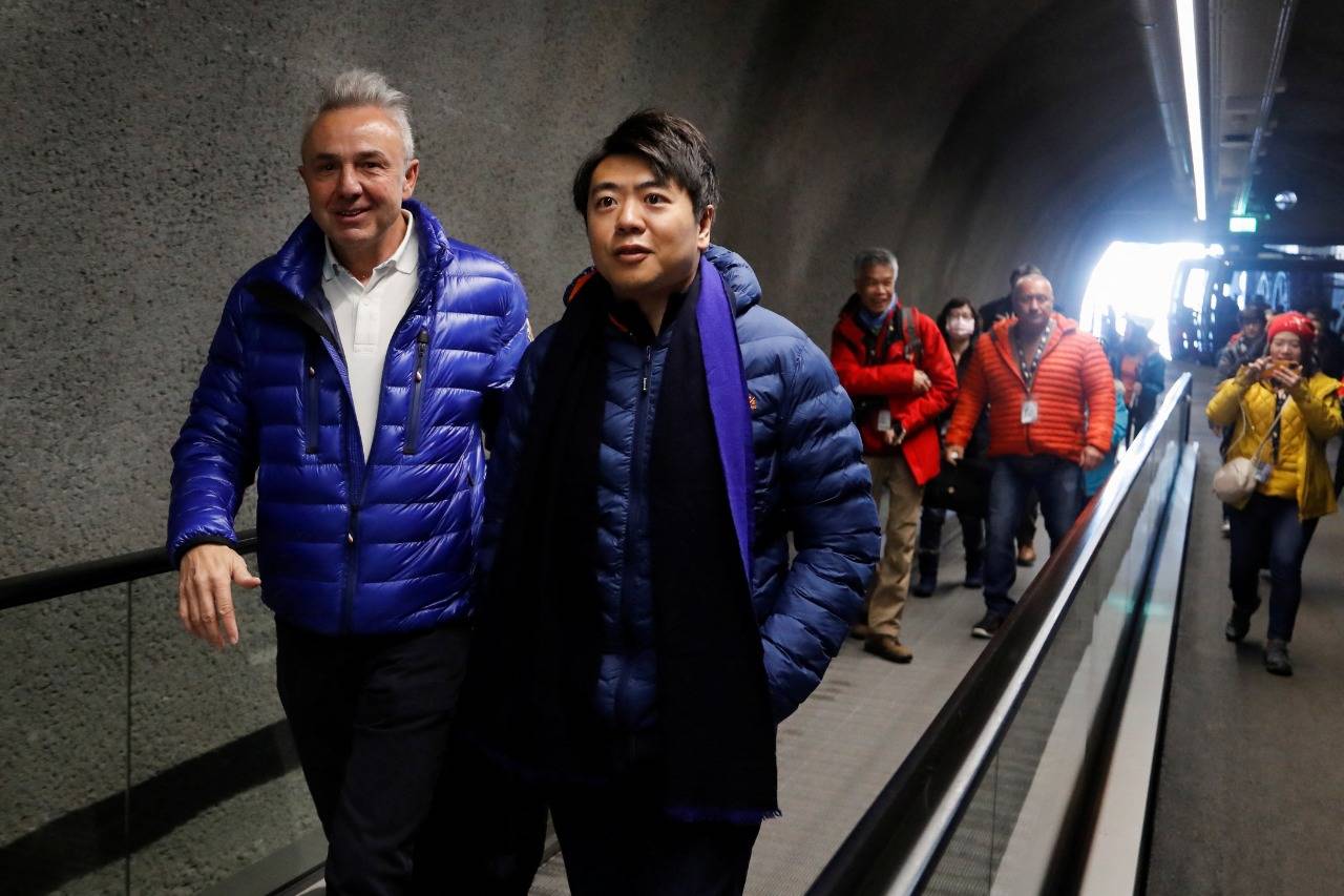 لانغ لانغ، يقيم حفلة موسيقية فريدة على قمة جبال الألب