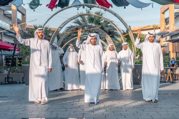 90 محلا تجاريا تتوسطها بحيرة في «زوايا ووك»