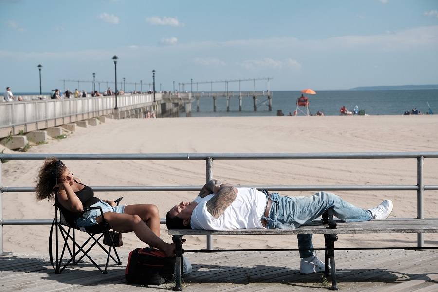 شاهد كيف يواجه الأوروبيون الأمريكيون الموجة الحارة