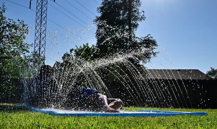 شاهد كيف يواجه الأوروبيون الأمريكيون الموجة الحارة