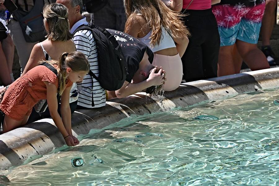 شاهد كيف يواجه الأوروبيون الأمريكيون الموجة الحارة