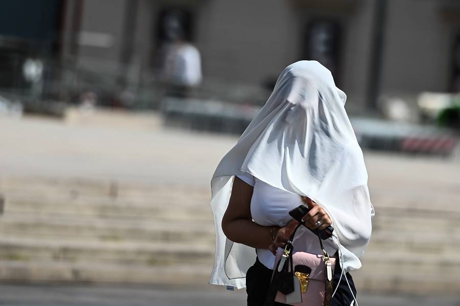 شاهد كيف يواجه الأوروبيون الأمريكيون الموجة الحارة