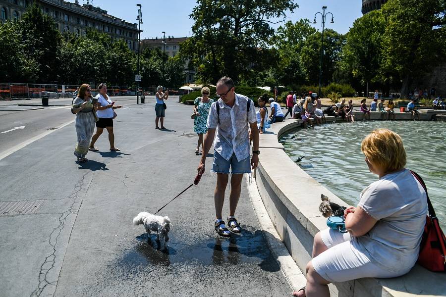 شاهد كيف يواجه الأوروبيون الأمريكيون الموجة الحارة