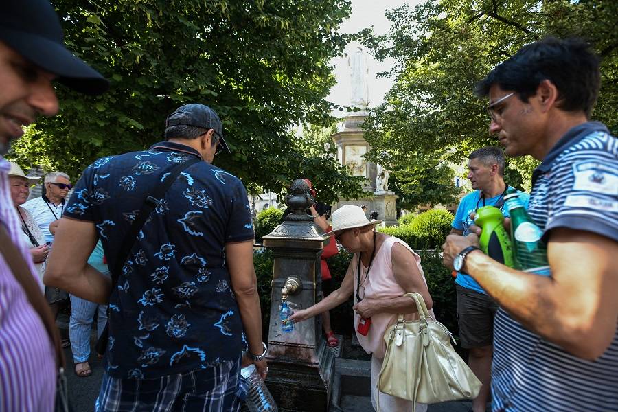 شاهد كيف يواجه الأوروبيون الأمريكيون الموجة الحارة