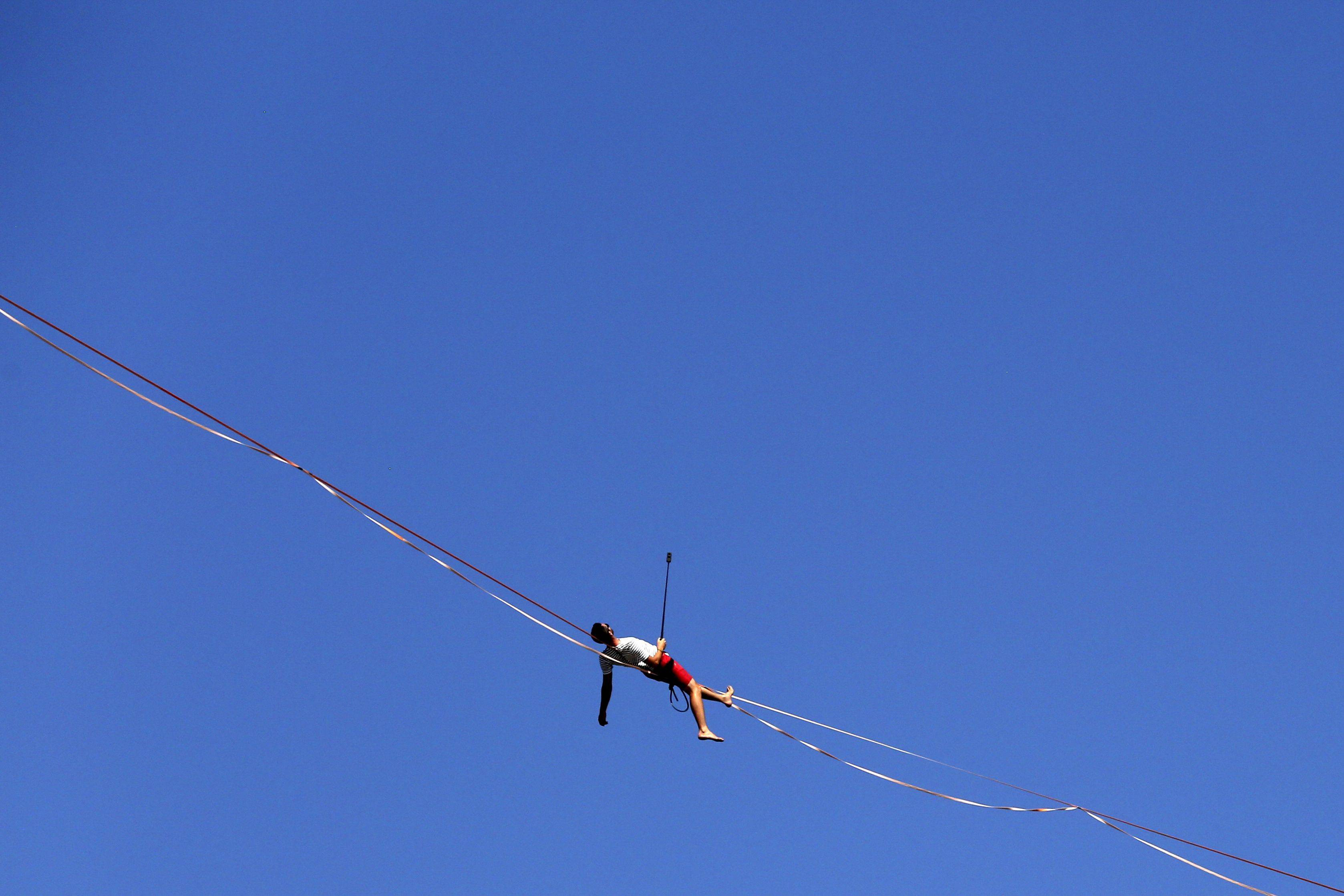 المغامر الفرنسي ناثان بولين يحبس الأنفاس بالمشي على حبل مشدود فوق ميناء بونيفاسيو.