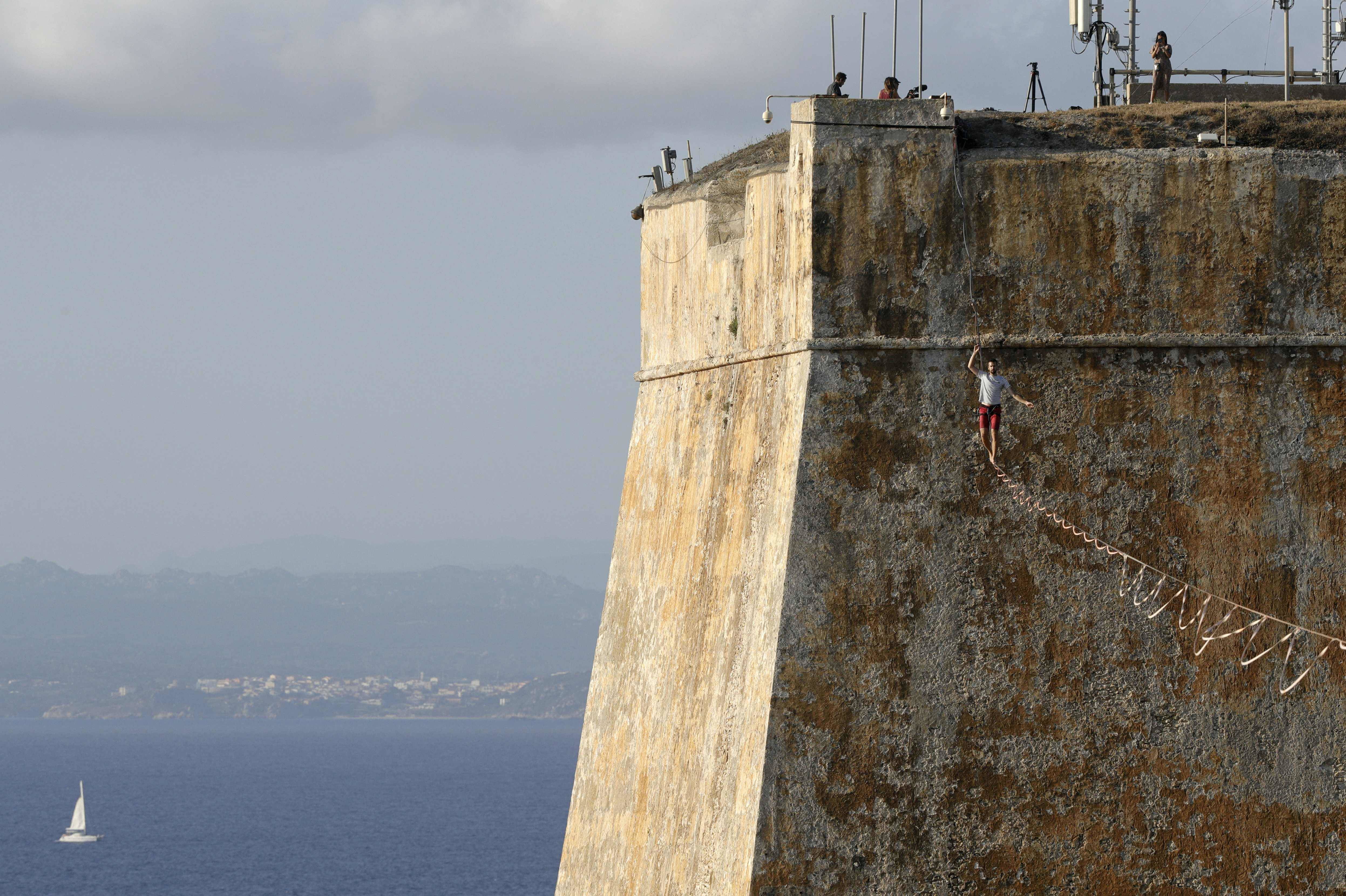 المغامر الفرنسي ناثان بولين يحبس الأنفاس بالمشي على حبل مشدود فوق ميناء بونيفاسيو.