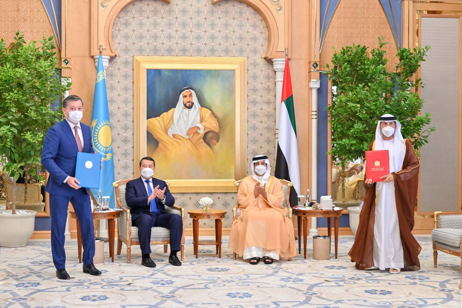 منصور بن زايد يستقبل رئيس وزراء كازاخستان في قصر الوطن منصور بن زايد يستقبل رئيس وزراء كازاخستان في قصر الوطن