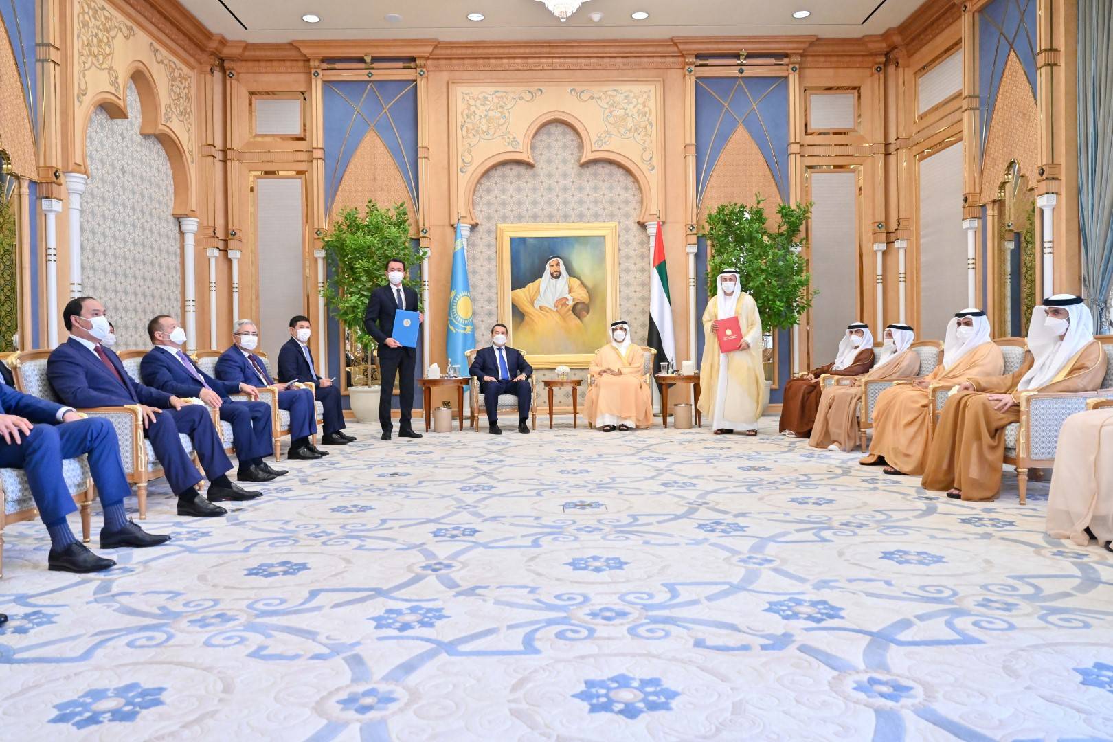 منصور بن زايد يستقبل رئيس وزراء كازاخستان في قصر الوطن منصور بن زايد يستقبل رئيس وزراء كازاخستان في قصر الوطن