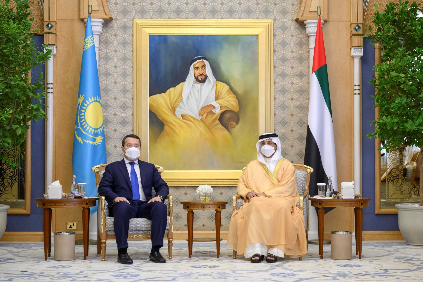 منصور بن زايد يستقبل رئيس وزراء كازاخستان في قصر الوطن منصور بن زايد يستقبل رئيس وزراء كازاخستان في قصر الوطن