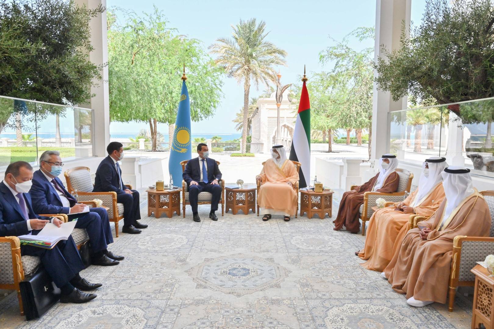 منصور بن زايد يستقبل رئيس وزراء كازاخستان في قصر الوطن منصور بن زايد يستقبل رئيس وزراء كازاخستان في قصر الوطن