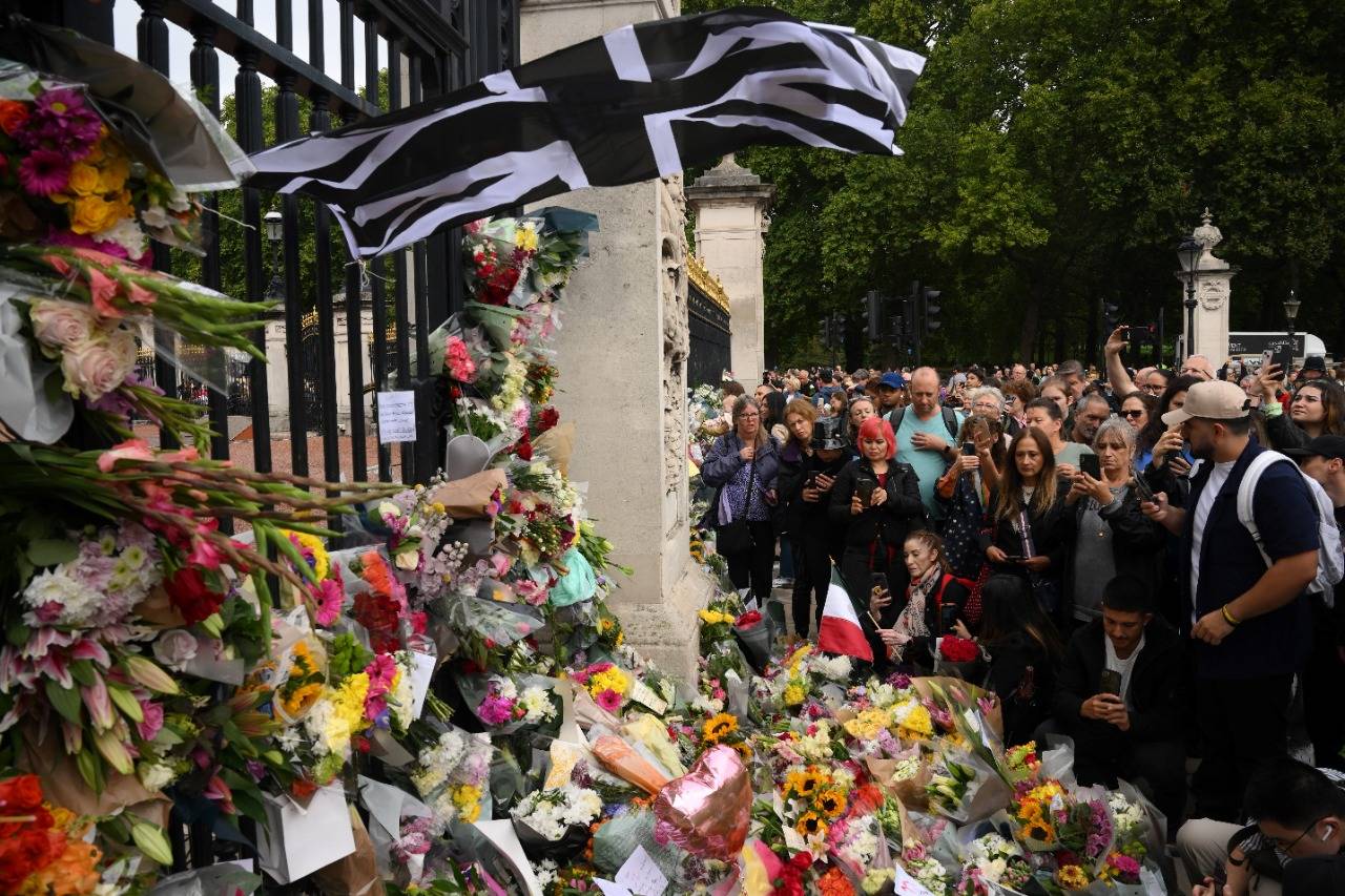 حزن وحداد في بريطانيا بعد وفاة الملكة إليزابيث الثانية