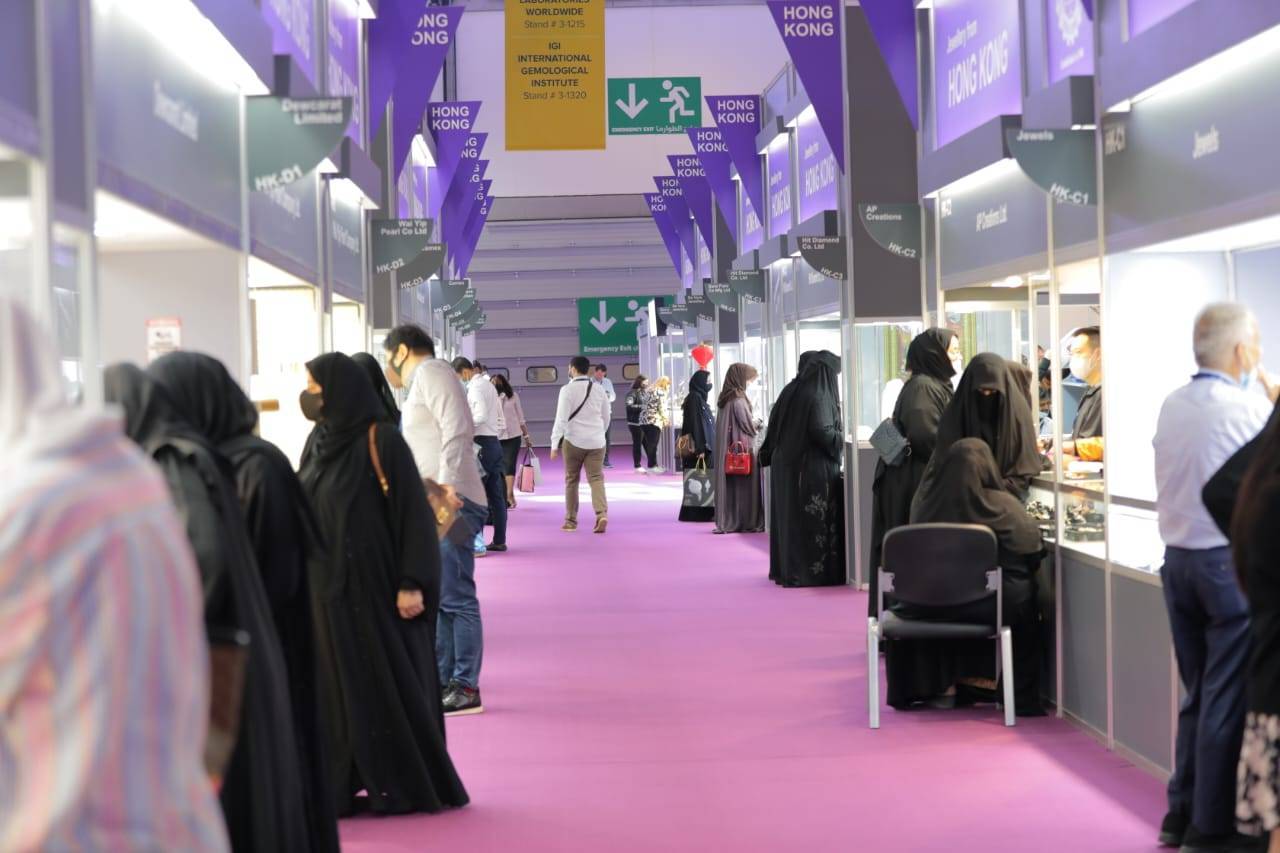 إقبال على أجنحة المعرض