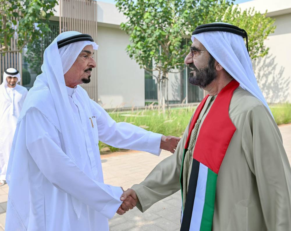 محمد بن راشد يصافح النعيمي