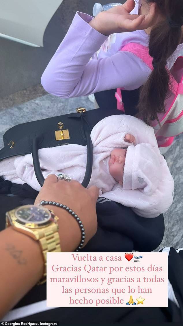 دمية ابنة رونالدو في حقيبة ثمينة