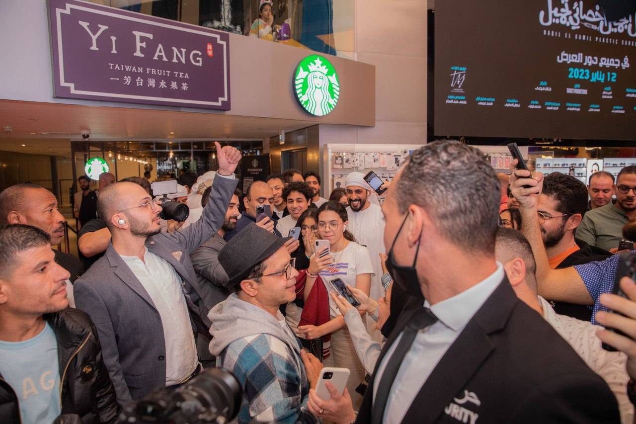 أعداد كبيرة من عشاق هنيدي يرحبون به والتصوير معه داخل السينما