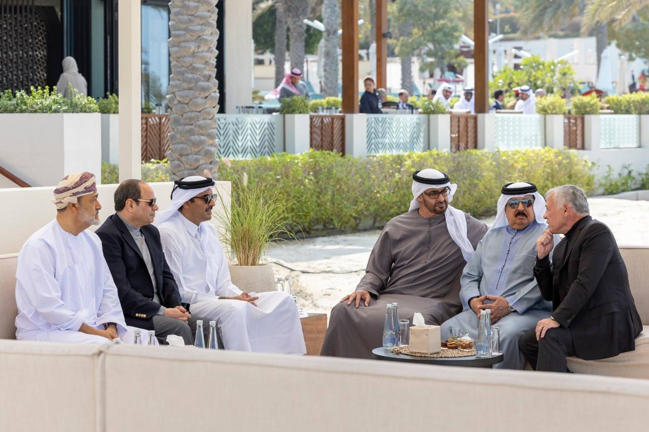 محمد بن زايد يستضيف لقاءً أخوياً تشاورياً مع عدد من قادة دول مجلس التعاون والأردن ومصر محمد بن زايد يستضيف لقاءً أخوياً تشاورياً مع عدد من قادة دول مجلس التعاون والأردن ومصر