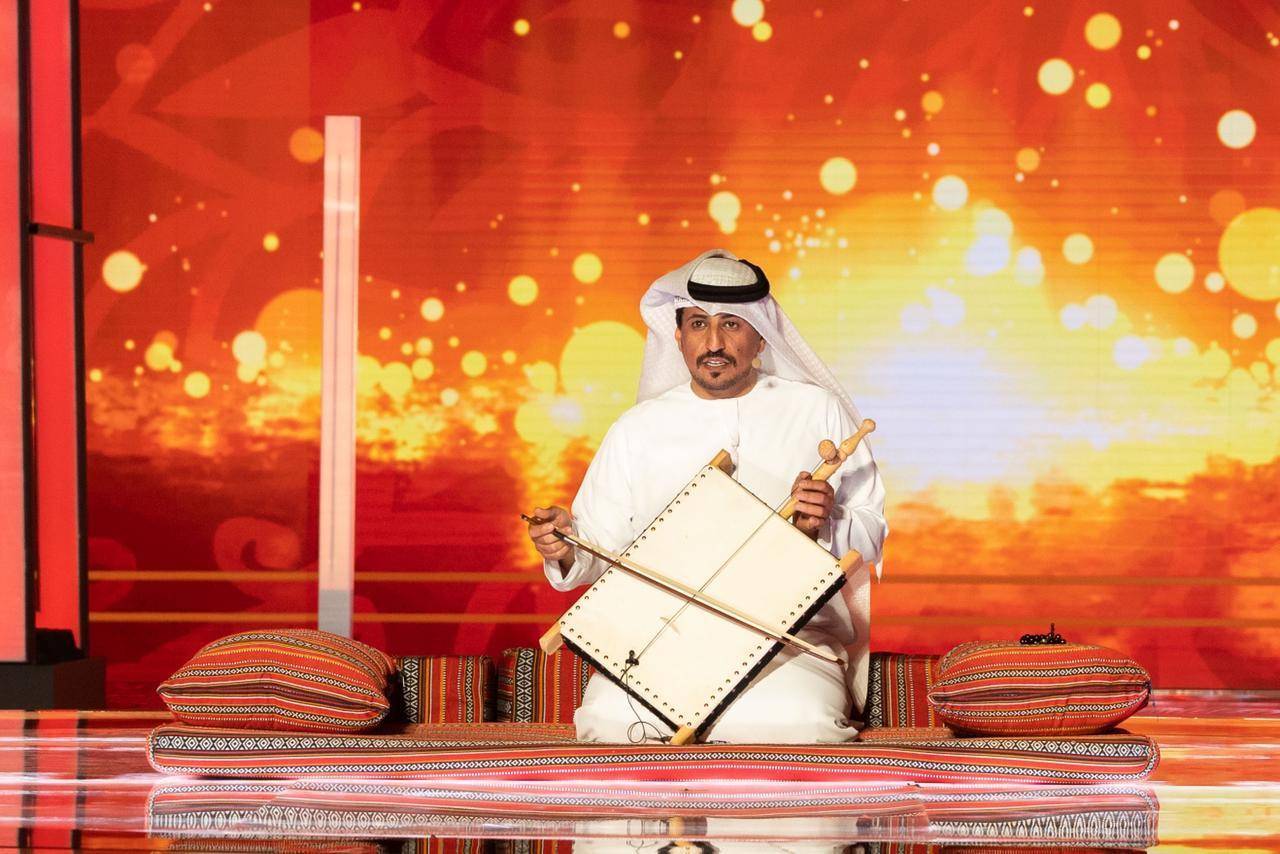 برنامج المنكوس يواصل فعالياته على مسرح شاطئ الراحة.