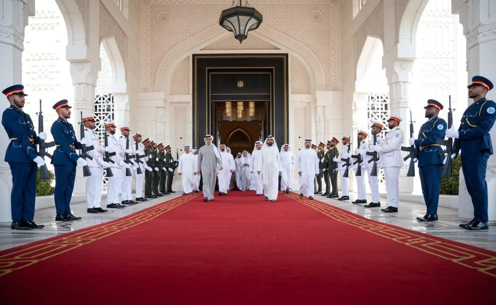 محمد بن راشد يترأس اجتماع مجلس الوزراء بقصر الوطن في أبوظبي