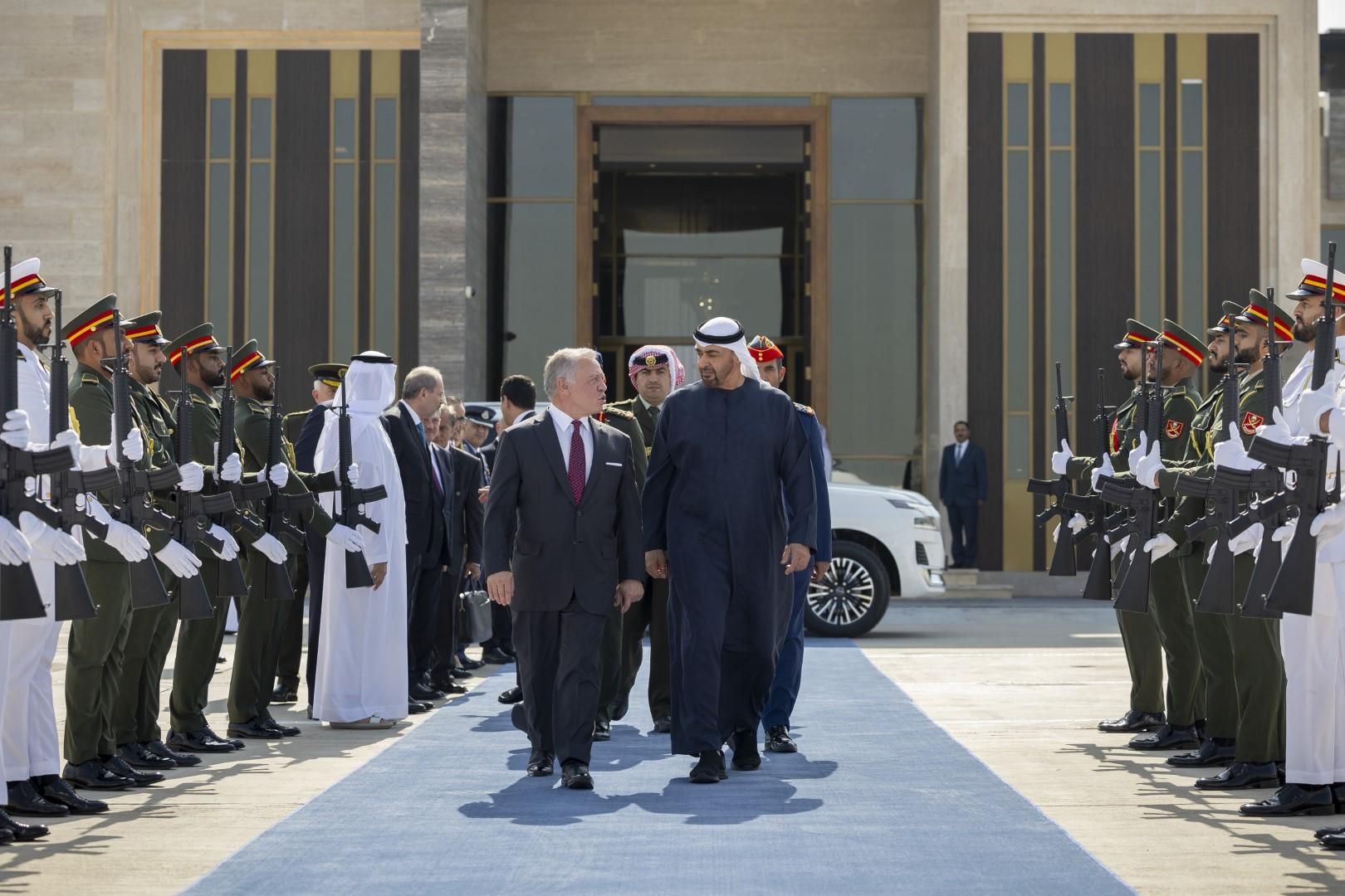 محمد بن زايد يودع ملك الأردن