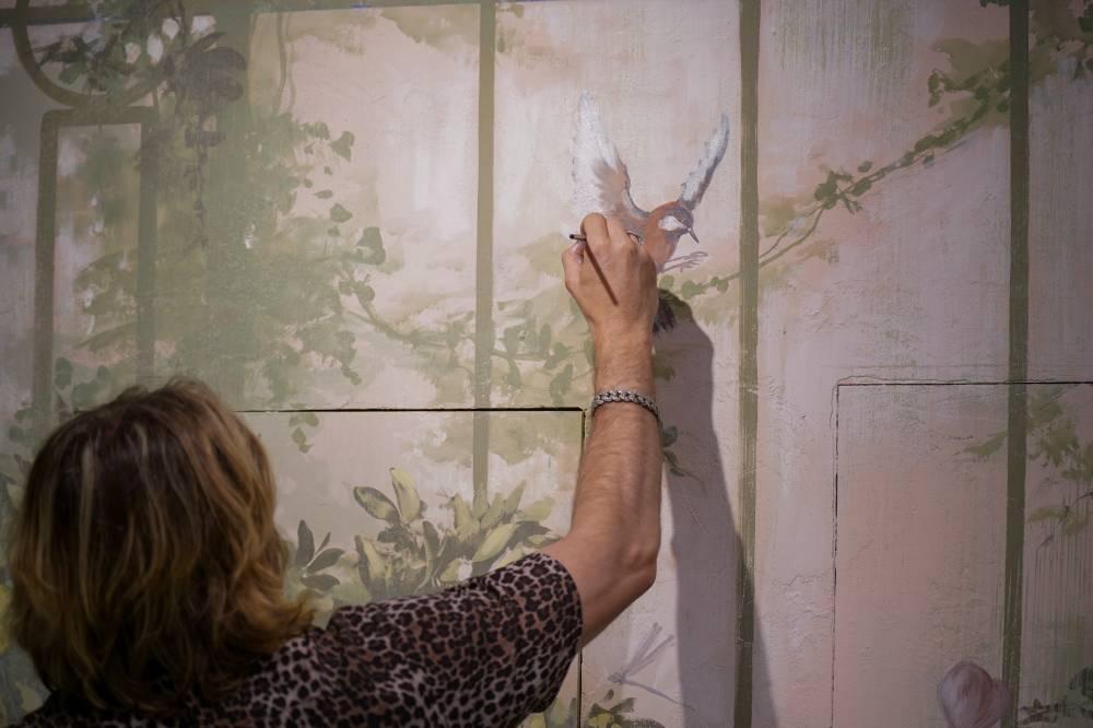 الفنان الإيطالي جو بريسانا يفتتح أول صالة لتصاميمه في دبي