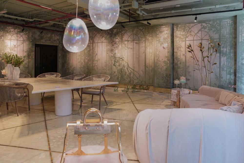 الفنان الإيطالي جو بريسانا يفتتح أول صالة لتصاميمه في دبي