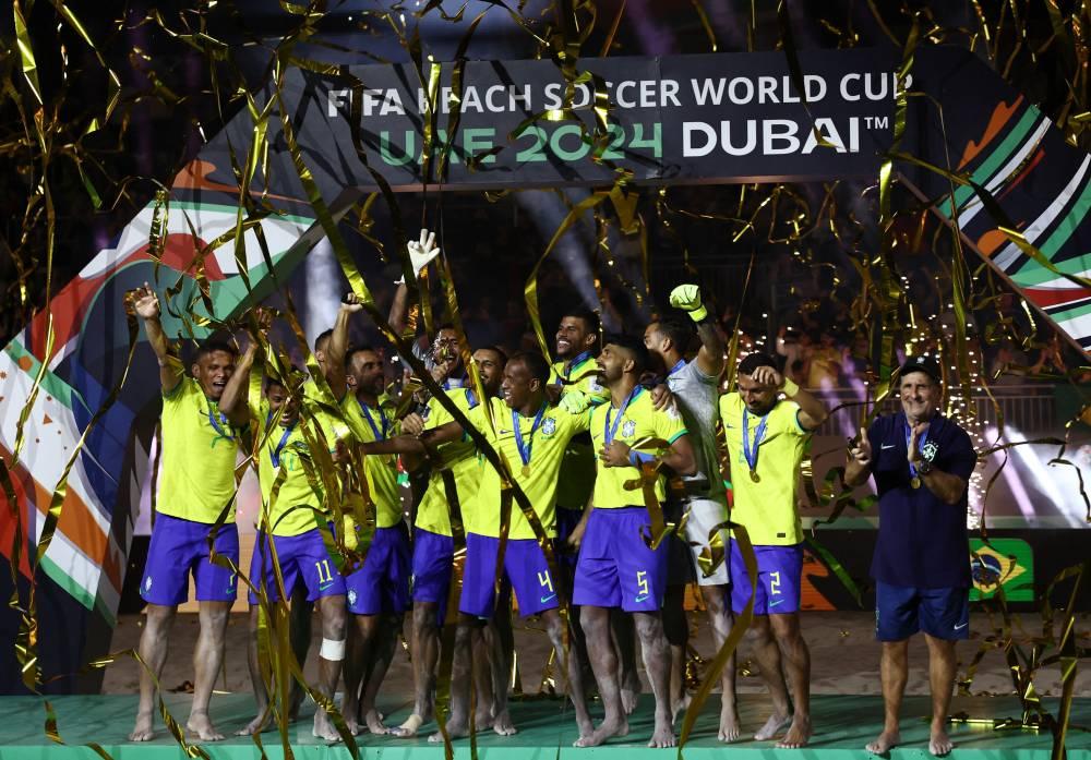 لاعبو البرازيل على منصة التتويج