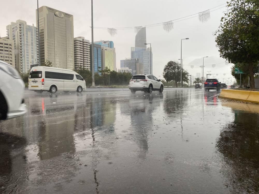 الإمارات .. شاهد بالصور أمطار غزيرة وبرق ورعد وبرَد 3 5882962