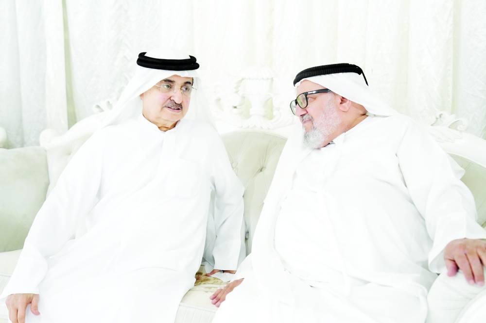 فيصل بن خالد يقدم واجب العزاء