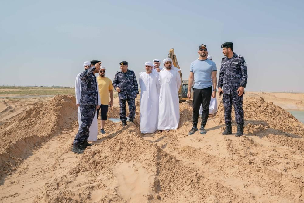 سلطان بن أحمد يتفقد جهود صرف مياه الأمطار في ضاحية السيوح يرافقه سيف الشامسي