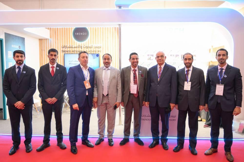 مثقفون وإعلاميون يزورون جناح «تريندز» في المعرض