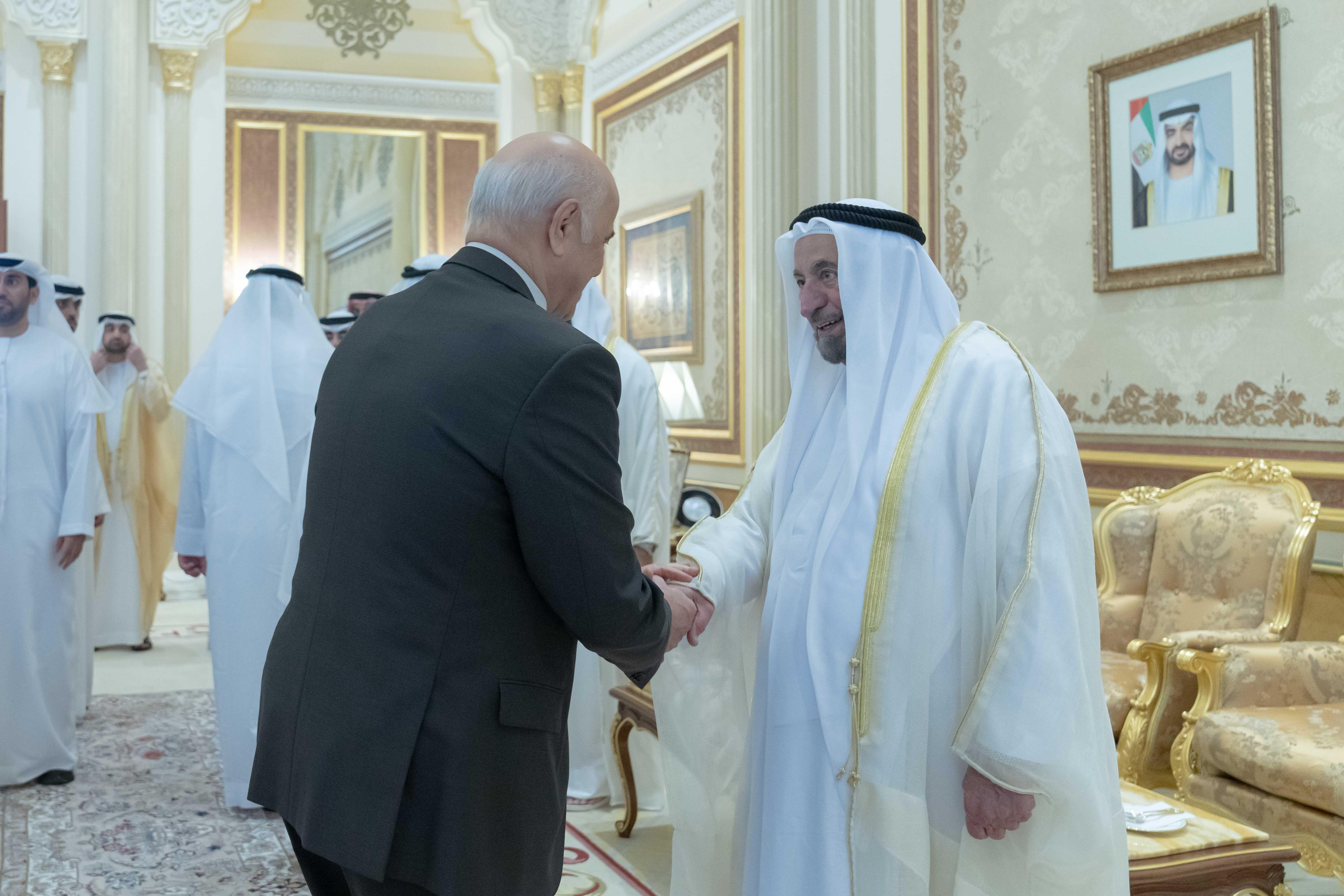 سلطان يستقبل المهنئين بعيد الأضحى المبارك سلطان يستقبل المهنئين بعيد الأضحى المبارك