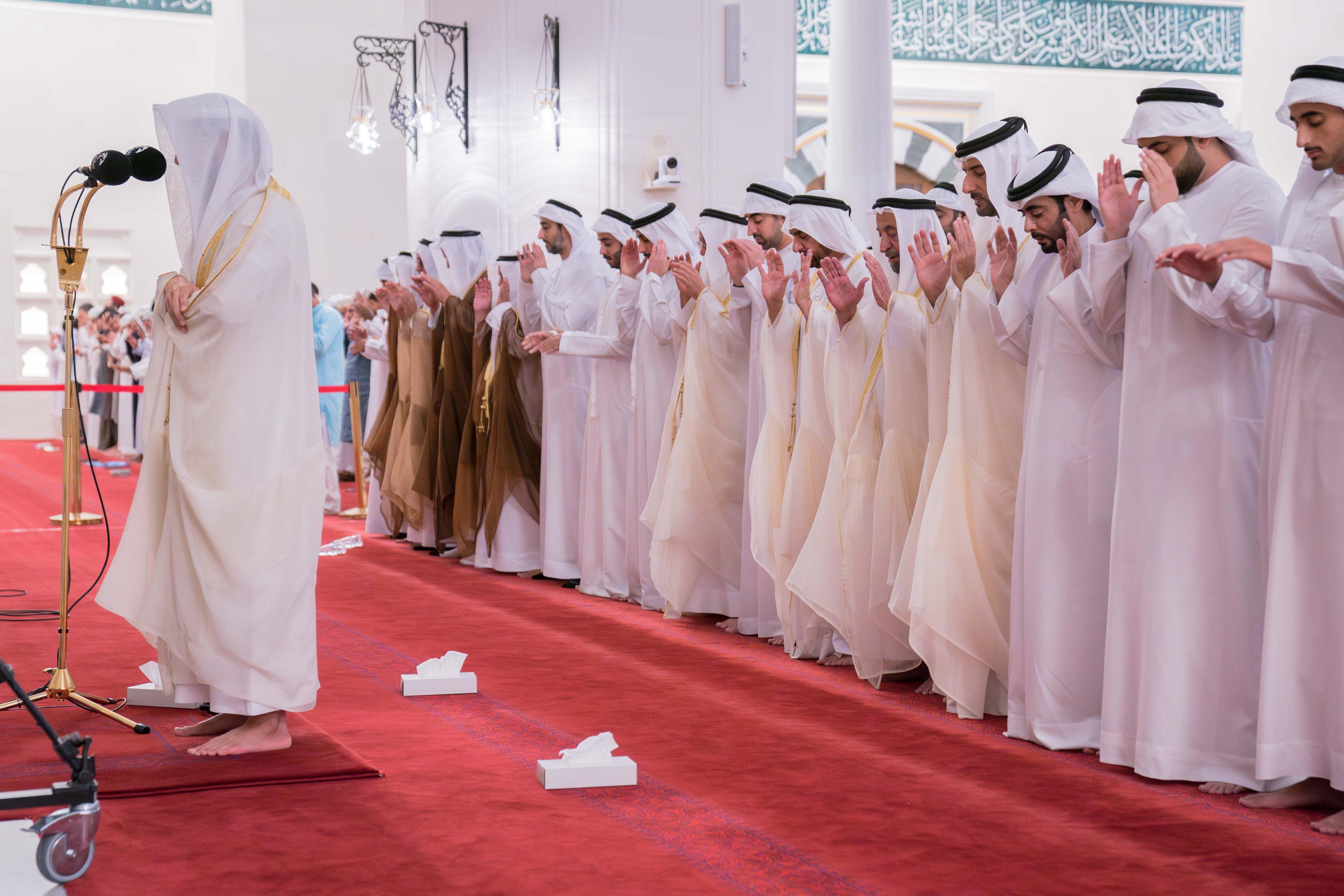 سلطان يؤدي صلاة عيد الأضحى المبارك في مسجد الشارقة سلطان يؤدي صلاة عيد الأضحى المبارك في مسجد الشارقة