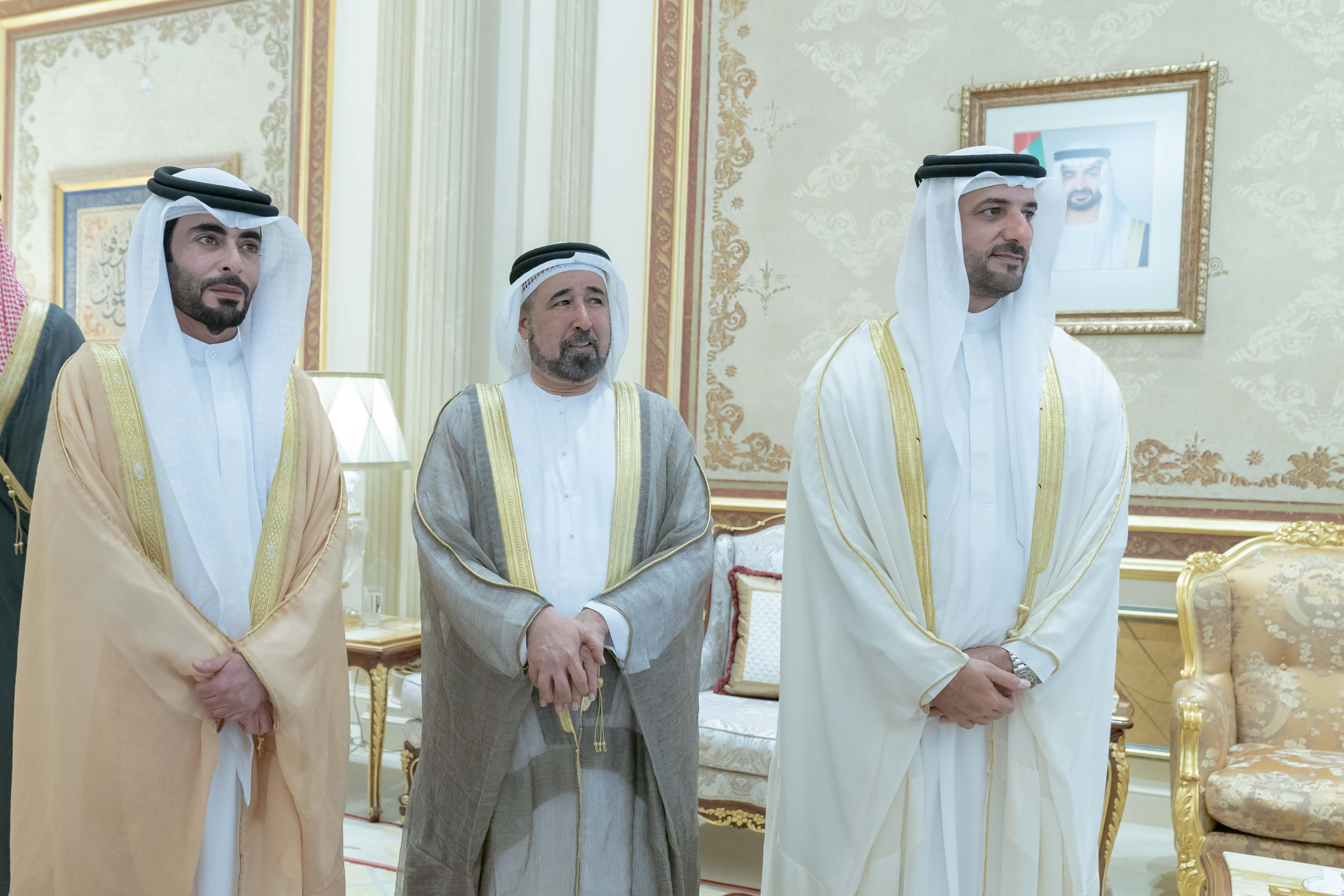 سلطان يستقبل المهنئين بعيد الأضحى المبارك سلطان يستقبل المهنئين بعيد الأضحى المبارك