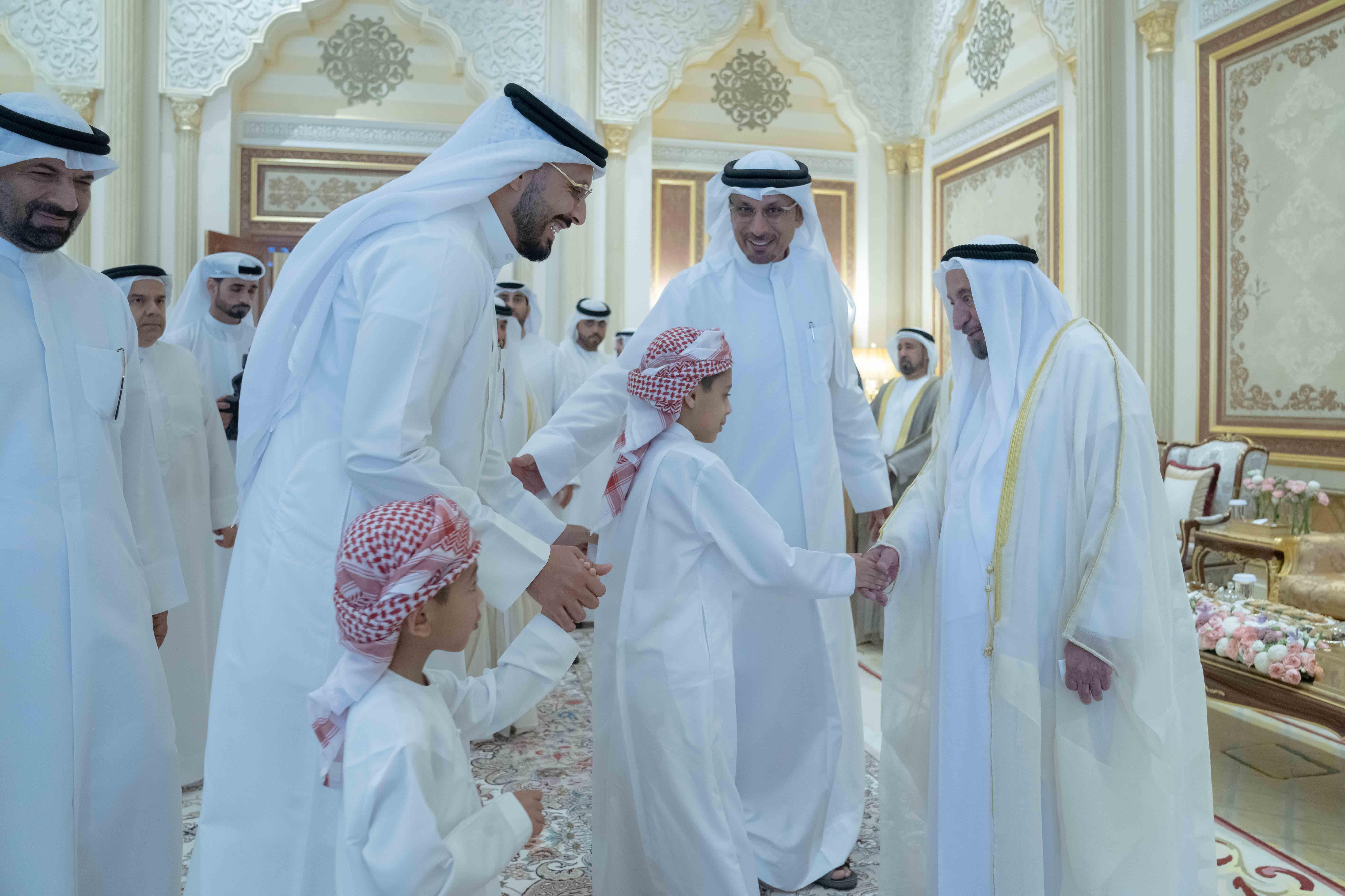 سلطان يستقبل المهنئين بعيد الأضحى المبارك سلطان يستقبل المهنئين بعيد الأضحى المبارك