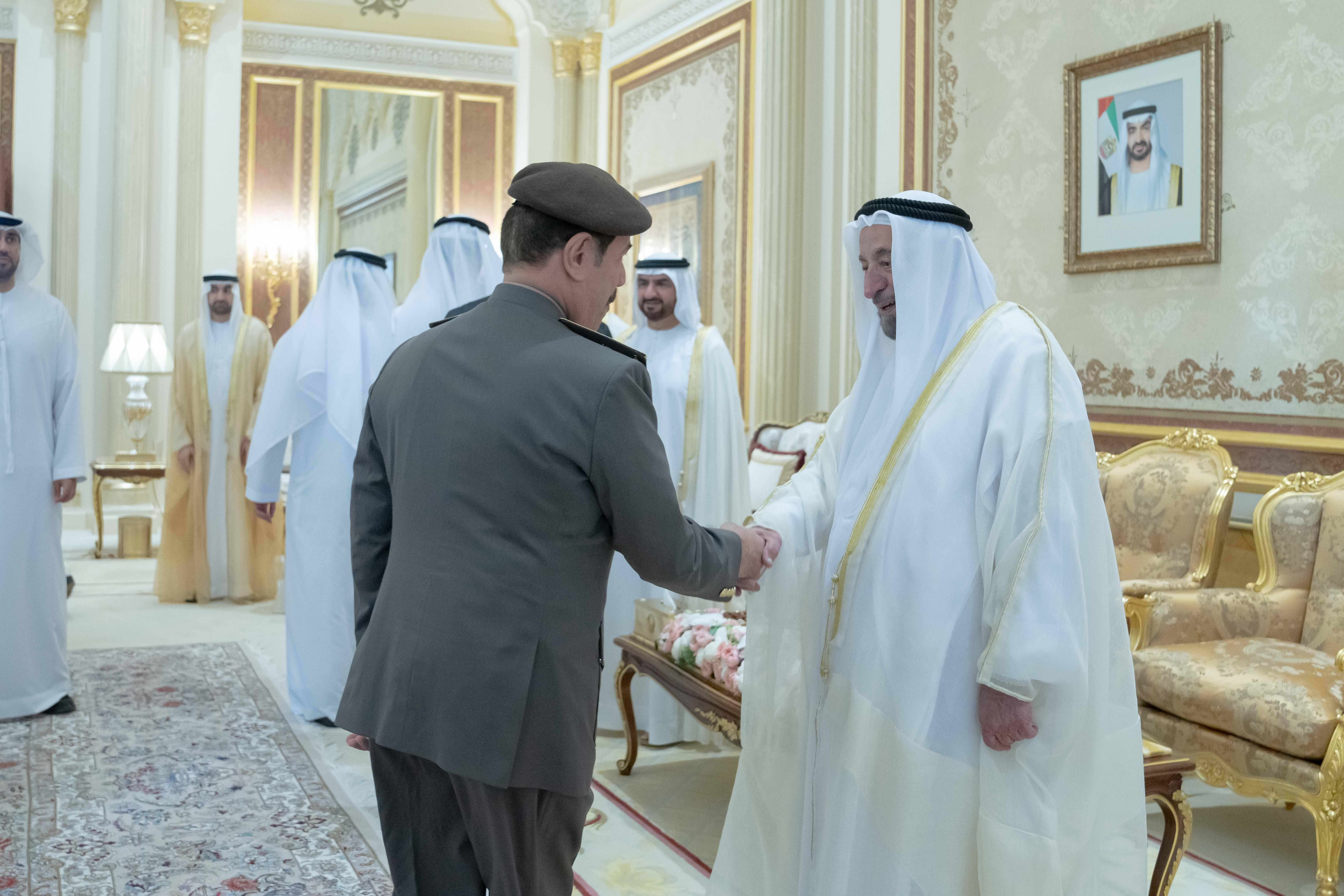 سلطان يستقبل المهنئين بعيد الأضحى المبارك سلطان يستقبل المهنئين بعيد الأضحى المبارك