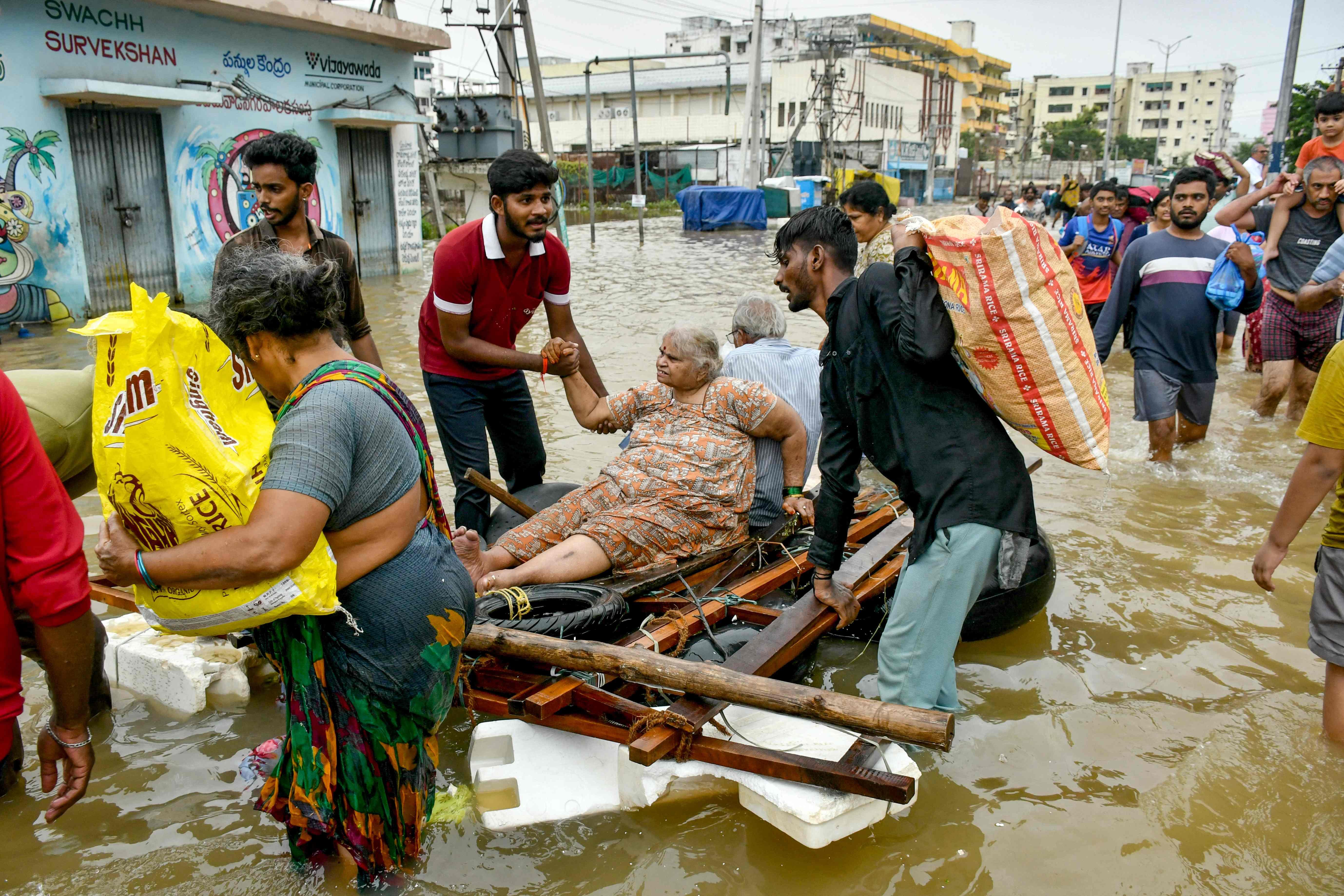مياه الفيضانات تغمر الشوارع في جنوب الهند