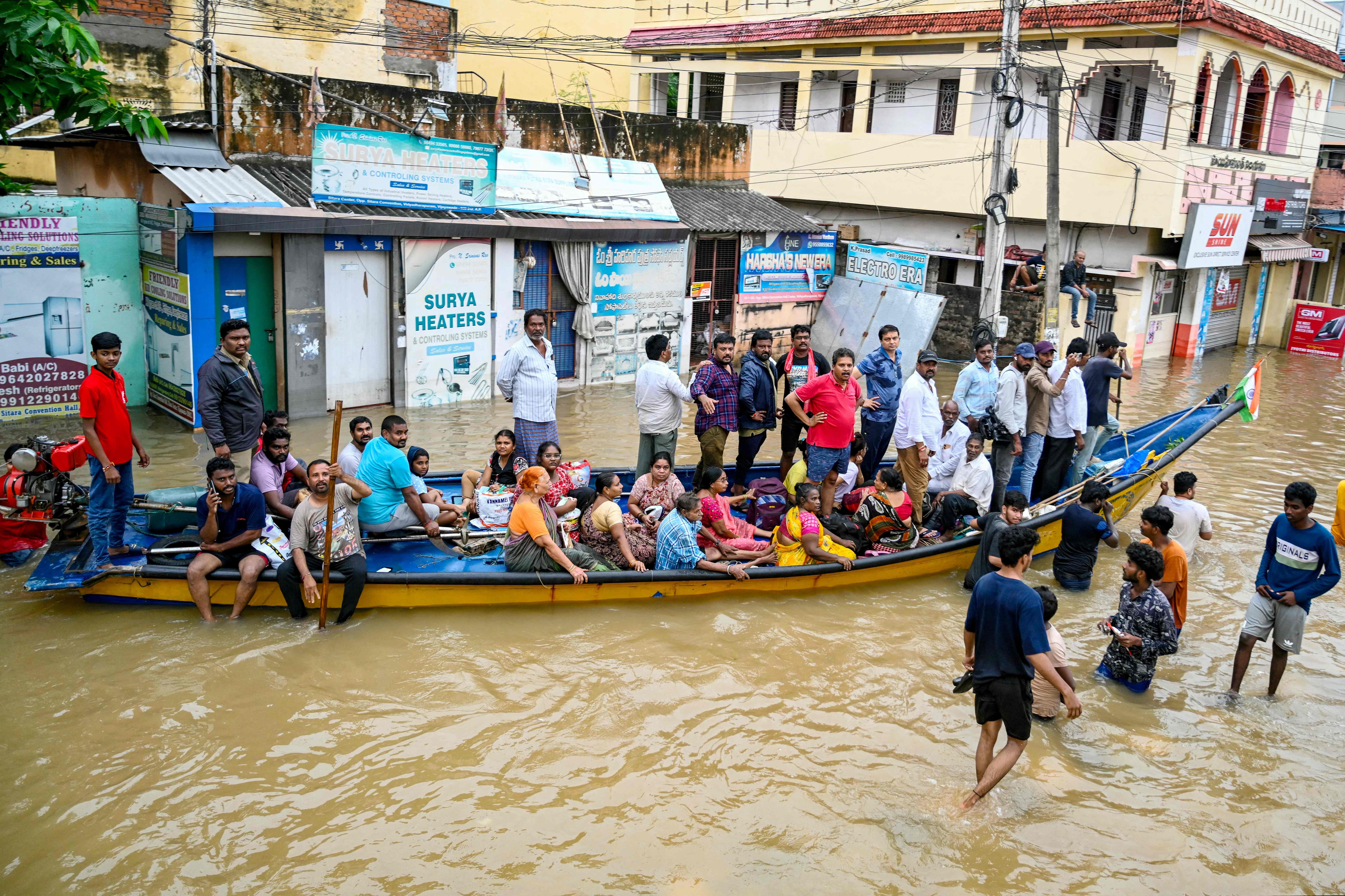 مياه الفيضانات تغمر الشوارع في جنوب الهند