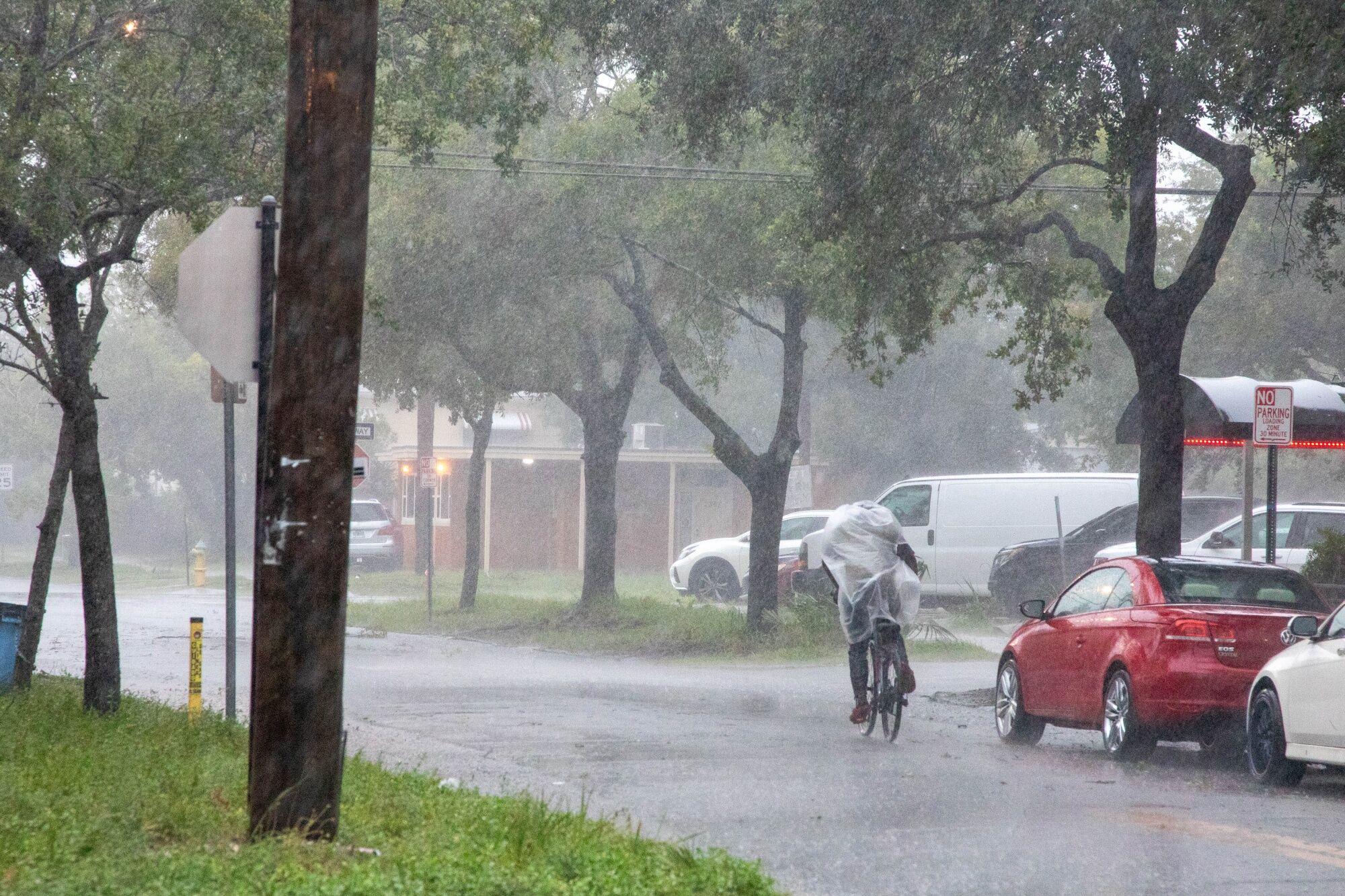 "ميلتون" يضرب فلوريدا ويقطع الكهرباء عن مليوني شخص