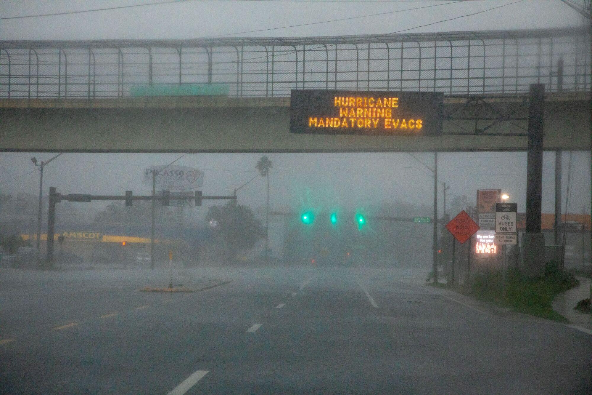 "ميلتون" يضرب فلوريدا ويقطع الكهرباء عن مليوني شخص